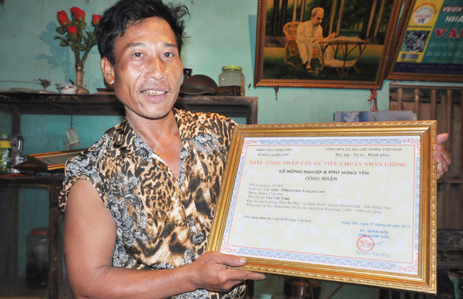 Ông Chu Văn Vang “khoe” giấy công nhận của Sở Nông nghiệp và Phát triển nông thôn tỉnh Hưng Yên. Hải Đăng Ông Chu Văn Vang “khoe” giấy công nhận của Sở Nông nghiệp và Phát triển nông thôn tỉnh Hưng Yên. Hải Đăng