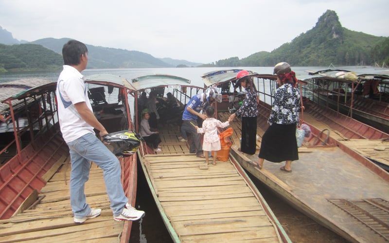 Các thương lái thu mua tôm luôn chực sẵn trên bến để thu mua tôm và đưa về các điểm bán lẻ trong và ngoài huyện. Các thương lái thu mua tôm luôn chực sẵn trên bến để thu mua tôm và đưa về các điểm bán lẻ trong và ngoài huyện.