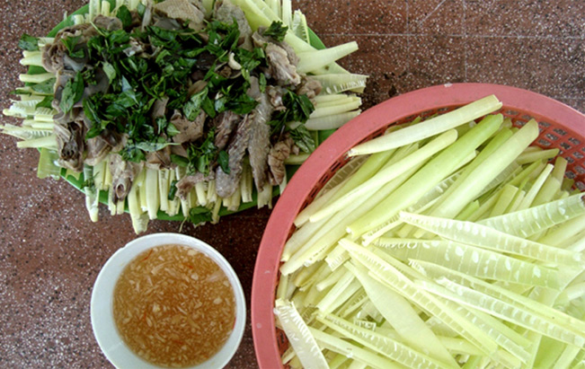 Cây cỏ năn bộp được thu hái và sử dụng như một loại rau ăn hàng ngày. Cả đọt, chồi non và củ năn của cây cỏ năn bộp đều ăn được, trong đó phổ thông nhất là đọt năn. (Nguồn Vanhoamientay) Cây cỏ năn bộp được thu hái và sử dụng như một loại rau ăn hàng ngày. Cả đọt, chồi non và củ năn của cây cỏ năn bộp đều ăn được, trong đó phổ thông nhất là đọt năn. (Nguồn Vanhoamientay)