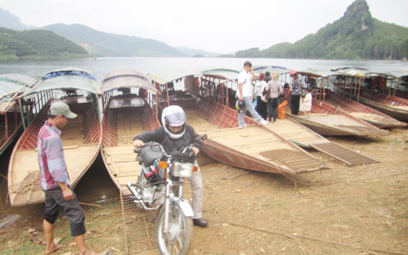 Hầu hết các hộ dân ở lòng hồ thủy điện tại xã Chiềng Bằng đều có ít nhất mỗi hộ 1 con thuyền để săn bắt tôm, cá Hầu hết các hộ dân ở lòng hồ thủy điện tại xã Chiềng Bằng đều có ít nhất mỗi hộ 1 con thuyền để săn bắt tôm, cá