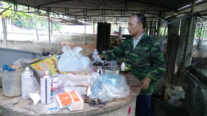 Ông Chính đã dùng đủ loại thuốc nhưng vẫn không thể cứu được đàn heo. Ông Chính đã dùng đủ loại thuốc nhưng vẫn không thể cứu được đàn heo.