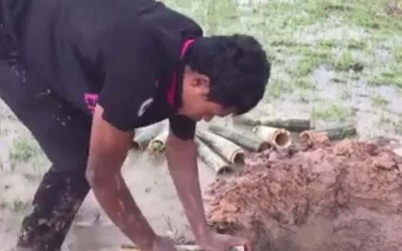Sau đó, dùng những ống tre thông hai đầu để cài cào quanh miệng hố để bẫy cá. Sau đó, dùng những ống tre thông hai đầu để cài cào quanh miệng hố để bẫy cá.