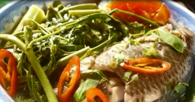 Món canh cá nấu rau.
