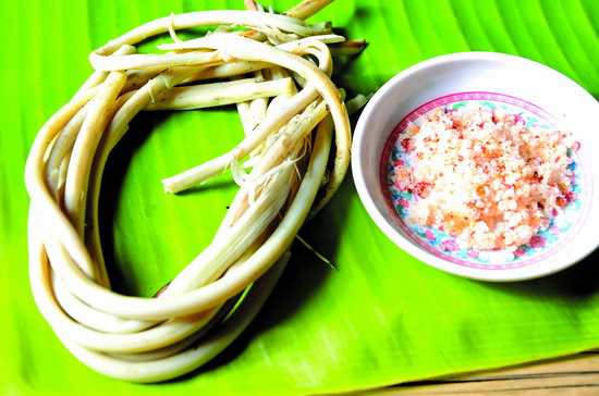 Món đọt mây nướng chỉ “đúng bài” khi chấm với muối hột giã ớt bay, thêm chút nước cốt chanh. (Ảnh: baobinhdinh) Món đọt mây nướng chỉ “đúng bài” khi chấm với muối hột giã ớt bay, thêm chút nước cốt chanh. (Ảnh: baobinhdinh)