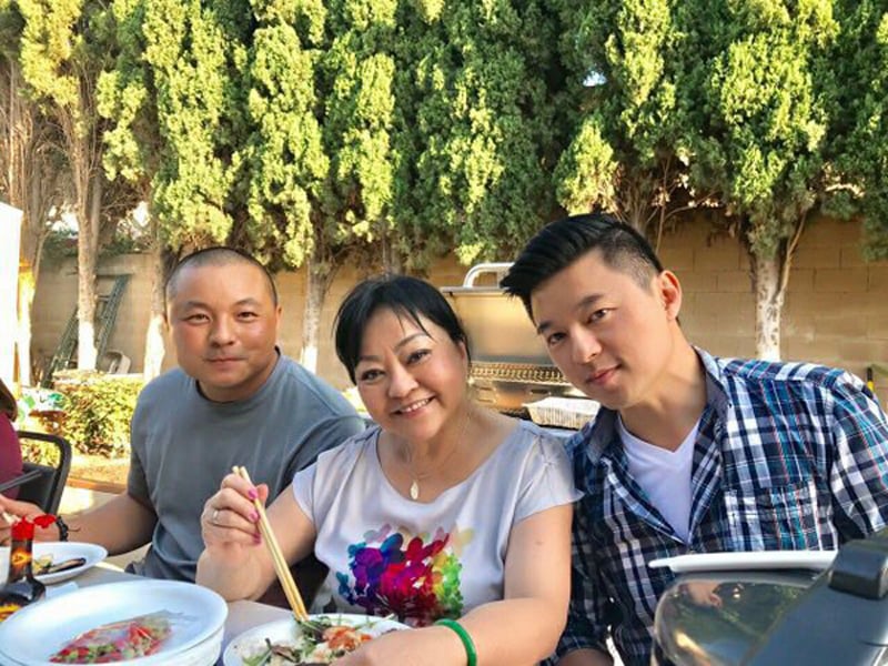 Ca sĩ Hương Lan có sở thích làm vườn, trồng rau và hoa trái. Vì thế, trong khuôn viên ngôi nhà ở thành phố Westminter, khu quận Cam, phía Nam bang California, chị dành ra khoảng không gian rộng rãi để trồng những loại cây yêu thích. Những lúc có thời gian rảnh, chị thường cùng người thân tổ chức tiệc nướng ngoài vườn. Ca sĩ Hương Lan có sở thích làm vườn, trồng rau và hoa trái. Vì thế, trong khuôn viên ngôi nhà ở thành phố Westminter, khu quận Cam, phía Nam bang California, chị dành ra khoảng không gian rộng rãi để trồng những loại cây yêu thích. Những lúc có thời gian rảnh, chị thường cùng người thân tổ chức tiệc nướng ngoài vườn.
