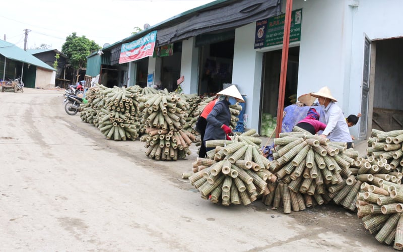 Những chiếc rọ tôm bày bán và được nhiều người dân vùng lòng hồ mua làm dụng cụ đánh bắt. Những chiếc rọ tôm bày bán và được nhiều người dân vùng lòng hồ mua làm dụng cụ đánh bắt.