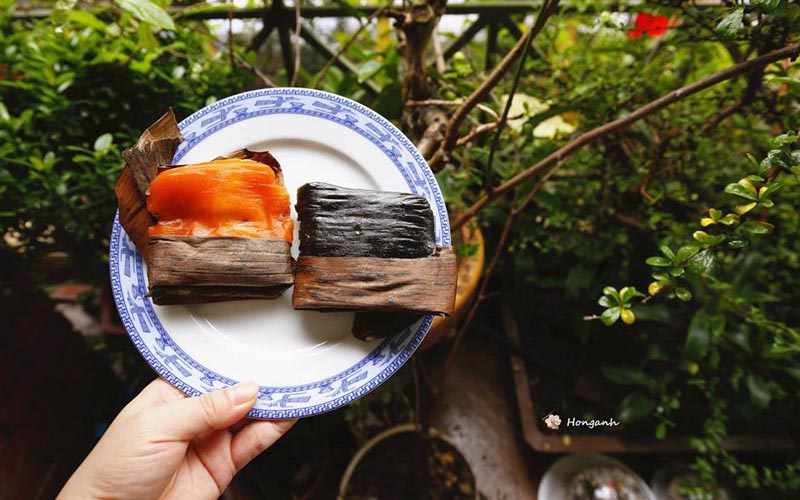 Bánh gai, bánh gấc: Bánh gai, bánh gấc là thứ bánh có mặt ở mọi miền quê. Đối với người dân thủ đô cũng vậy, bánh gai, bánh gấc xuất hiện trong mọi gia đình, trong mọi căn bếp của bất cứ bà mẹ nào. Mỗi khi những đứa con trở về quây quần bên mẹ, mỗi khi có khách đến nhà hay là món quà gửi đi xa, bánh gai, bánh gấc luôn hiện diện trong những dịp quan trọng của các gia đình Hà Nội xưa. Ảnh: Hồng Anh.