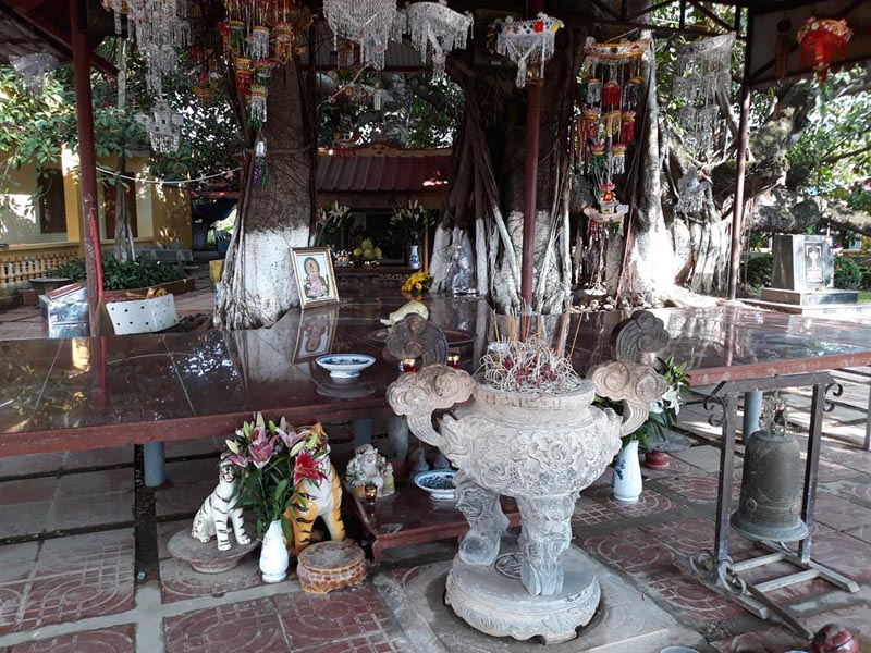 Không ít người cho rằng, bà chúa Năm Phương đã về đây ngự trị nên tuần rằm, ngày lễ, ngày tết, họ đều đến đây thắp hương, cầu khấn những điều tốt lành, may mắn. Tại đây, ngày 6.6 âm lịch hàng năm cũng được coi là ngày tiệc chúa bà Năm Phương. Không ít người cho rằng, bà chúa Năm Phương đã về đây ngự trị nên tuần rằm, ngày lễ, ngày tết, họ đều đến đây thắp hương, cầu khấn những điều tốt lành, may mắn. Tại đây, ngày 6.6 âm lịch hàng năm cũng được coi là ngày tiệc chúa bà Năm Phương.
