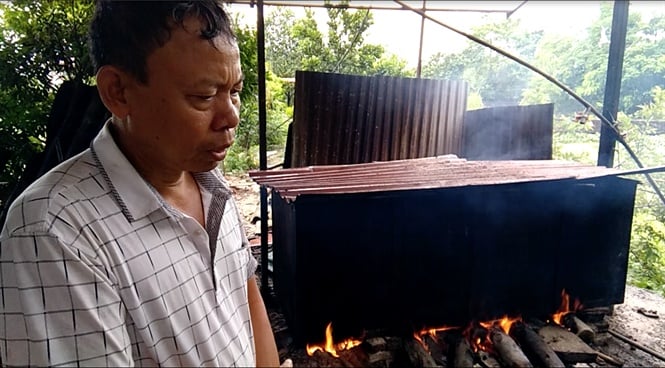 Ông Hữu giới thiệu về chiếc nồi nấu cám sử dụng khí gas từ hai hầm biogas cỡ lớn của trang trại lợn. Ông Hữu giới thiệu về chiếc nồi nấu cám sử dụng khí gas từ hai hầm biogas cỡ lớn của trang trại lợn.