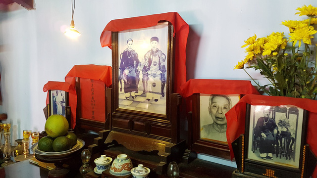 Ảnh thờ các thế hệ đồng đường trong bàn thờ. Ảnh thờ các thế hệ đồng đường trong bàn thờ.