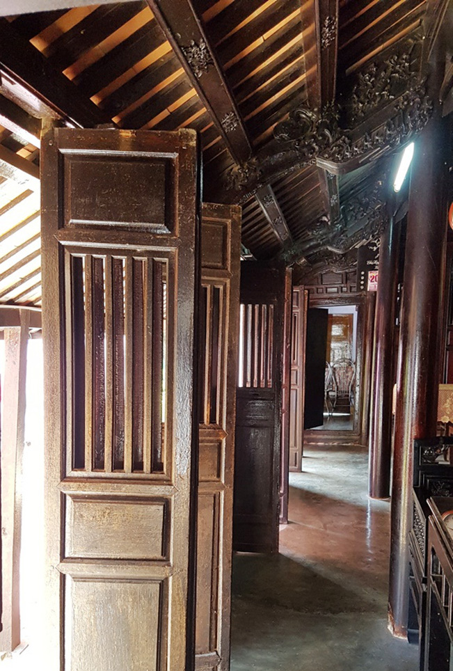 Nhiều cửa lớn mở ra hiên. Nhiều cửa lớn mở ra hiên.