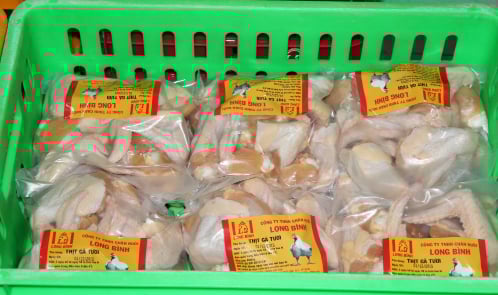Thịt gà đóng gói, dán nhãn, bảo quản lạnh hoặc cấp đông. Thịt gà đóng gói, dán nhãn, bảo quản lạnh hoặc cấp đông.