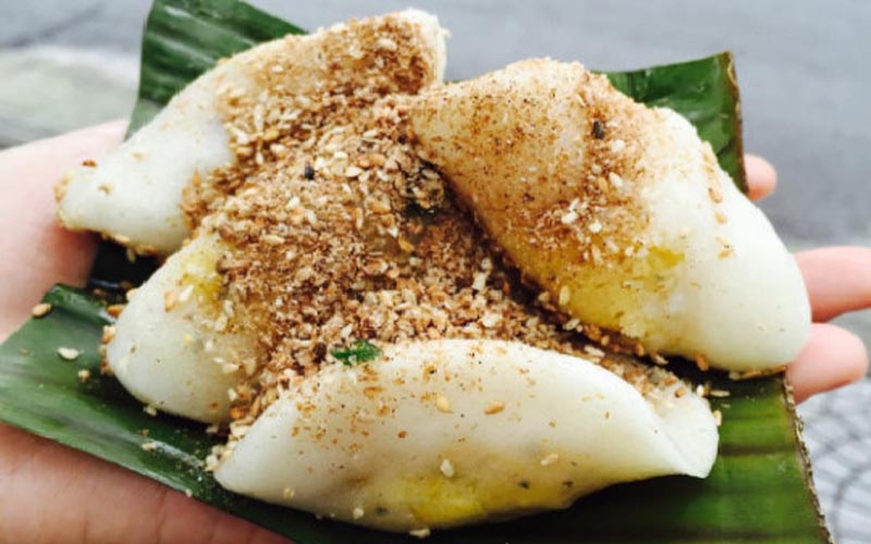 Bánh giầy: Bánh giầy trước đây thường phổ biến vào mỗi dịp Tết. Đặc biệt, mỗi khi gia đình sum họp là lúc các bà, các mẹ làm loại bánh này để cùng thưởng thức. Bánh giầy trong tiềm thức của mỗi người luôn gắn liền với gia đình, với sự đầm ấm. Ảnh: Thái Lê.