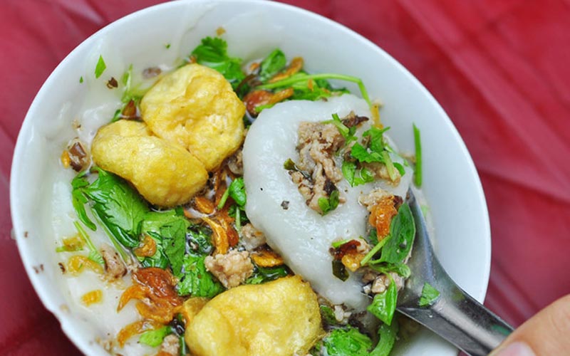  Bánh đúc: Bánh đúc là món ăn dân dã. Trước đây, món ăn này chỉ dành cho dân nghèo. Nhờ sự tiện lợi và hương vị thanh thanh, thơm thảo của bột gạo, bánh đúc dần trở thành món ăn phổ biến. Ảnh: Hoàng Nhi.