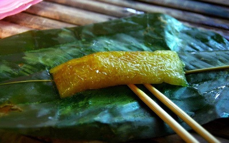 Trong quãng tuổi thơ của mỗi người đều có sự hiện diện của nhiều thức quà giản dị, đơn sơ nhưng khó phai nhòa. Bánh gio là một loại bánh như thế. Mỗi độ đông sang là lúc chúng ta háo hức ngồi bên nhau, sì sụp ăn những bát bánh gio chan đầy mật mía béo ngậy. Ảnh: Linh Phong.
