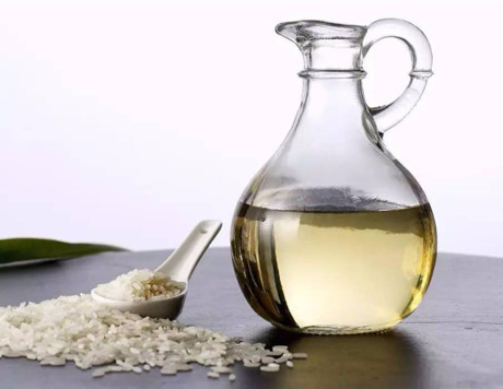 Cây lấy lại màu áo xanh nếu được tưới nước giấm pha loãng. Cây lấy lại màu áo xanh nếu được tưới nước giấm pha loãng.