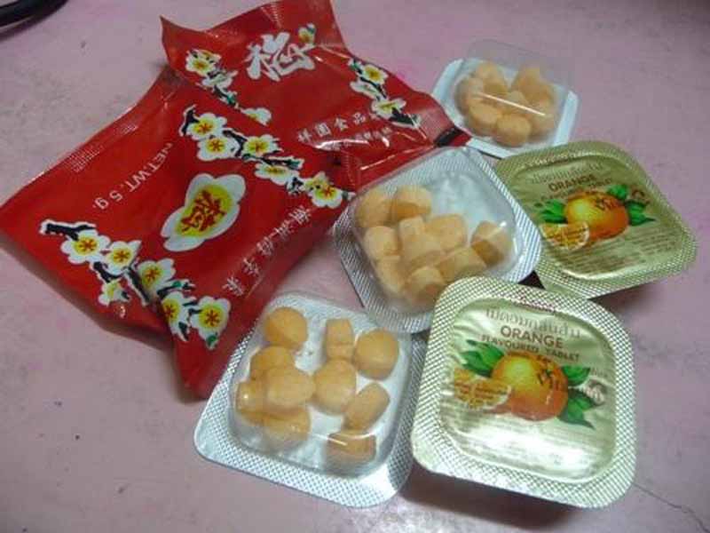 Những hộp kẹo C hay những viên ô mai cũng khá quen thuộc phải không nào? Những hộp kẹo C hay những viên ô mai cũng khá quen thuộc phải không nào?
