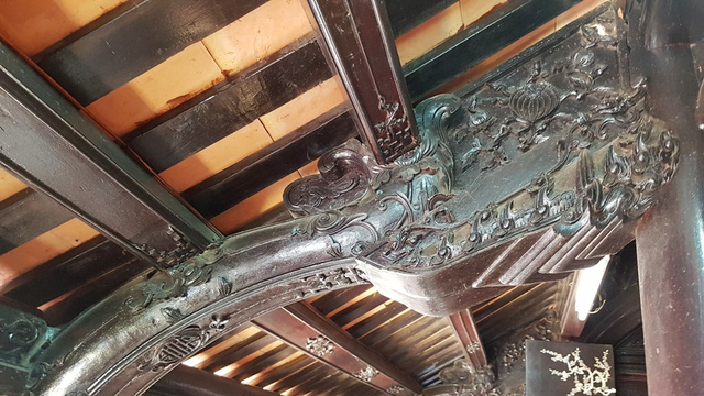 Những kèo gỗ chạm trổ hình hoa lá tinh xảo. Những kèo gỗ chạm trổ hình hoa lá tinh xảo.