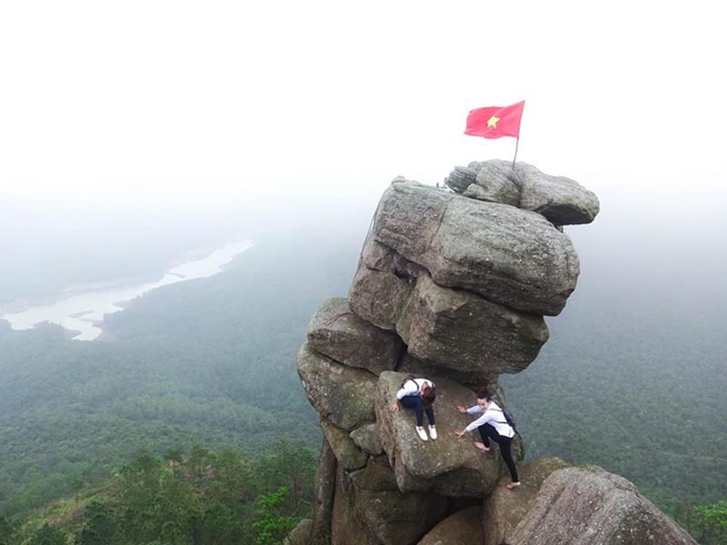 Những tảng đá chồng lên nhau như chỉ cần chạm nhẹ là đổ này được gọi là mỏm lúc lắc, nằm ở thị xã Quảng Yên, Quảng Ninh. Trên thực tế, nhiều nhóm bạn trẻ đã leo được lên đây. Tuy nhiên, đường lên mỏm đá khó tìm, phải đi qua rừng và băng qua hai quả đồi. Dù chưa có tai nạn nào đáng tiếc xảy ra nhưng lời khuyên cho các bạn trẻ là không nên mạo hiểm chỉ để có một bức hình Những tảng đá chồng lên nhau như chỉ cần chạm nhẹ là đổ này được gọi là mỏm lúc lắc, nằm ở thị xã Quảng Yên, Quảng Ninh. Trên thực tế, nhiều nhóm bạn trẻ đã leo được lên đây. Tuy nhiên, đường lên mỏm đá khó tìm, phải đi qua rừng và băng qua hai quả đồi. Dù chưa có tai nạn nào đáng tiếc xảy ra nhưng lời khuyên cho các bạn trẻ là không nên mạo hiểm chỉ để có một bức hình