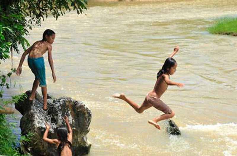 Cùng lũ bạn bơi lội trong ngày hè oi bức Cùng lũ bạn bơi lội trong ngày hè oi bức