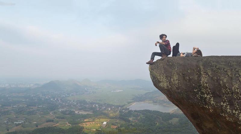 Ngay gần Hà Nội, mỏm đá ở Thạch Thất cũng từng khiến cộng đồng phượt thủ xôn xao. Tuy nhiên thực tế, mỏm đá này không thật sự đáng sợ do chỉ cách mặt đất khoảng 5 m. Do góc chụp, bức ảnh có thể đánh lừa người xem với cảm giác chênh vênh, mạo hiểm. Ảnh: Phú Nguyễn Ngay gần Hà Nội, mỏm đá ở Thạch Thất cũng từng khiến cộng đồng phượt thủ xôn xao. Tuy nhiên thực tế, mỏm đá này không thật sự đáng sợ do chỉ cách mặt đất khoảng 5 m. Do góc chụp, bức ảnh có thể đánh lừa người xem với cảm giác chênh vênh, mạo hiểm. Ảnh: Phú Nguyễn