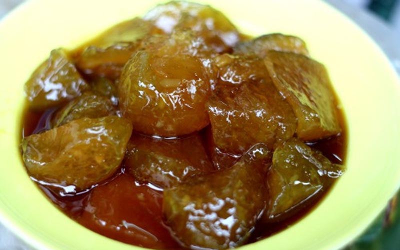 Khi bạn cắn miếng bánh gio vào miệng bao giờ cũng cảm nhận được hương vị mát đầu tiên, rồi đến vị ngọt của mật mía quyện cùng vị dẻo của gạo nếp, lẩn khuất trong miệng có cả mùi nồng nồng của nước vôi, mùi hăng của lá chít. Ảnh: Linh Phong.