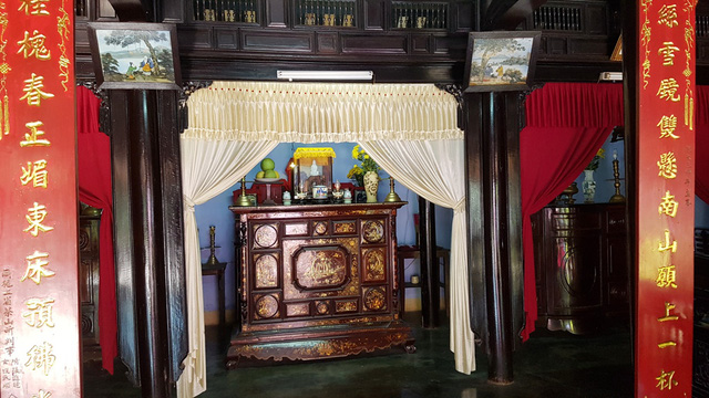 Hàng liễn đối ở gian thờ Hàng liễn đối ở gian thờ