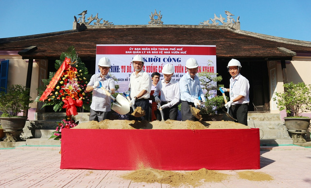 Lãnh đạo Thành phố Huế làm lễ khởi công công trình tu bổ, chống xuống cấp cho nhà vườn Đoàn Kim Khánh. Lãnh đạo Thành phố Huế làm lễ khởi công công trình tu bổ, chống xuống cấp cho nhà vườn Đoàn Kim Khánh.