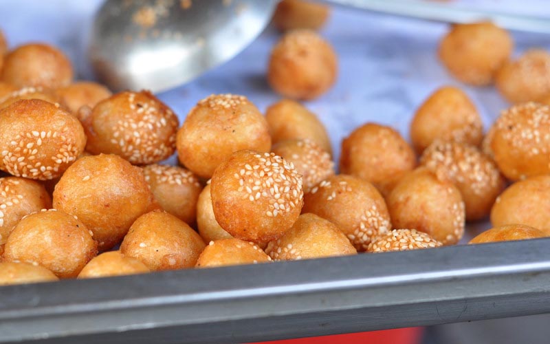  Bánh rán lúc lắc: Bánh rán lúc lắc là món ăn ưa thích của bất kể đứa trẻ nào. Từ xưa đến nay, bánh rán lúc lắc luôn là sự lựa chọn hoàn hảo cho mỗi buổi quà chiều. Giá một chiếc bánh chỉ khoảng 1.000 - 2.000 đồng, nên dẫu có 