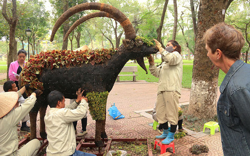 Các con vật được làm bằng khung sắt, sau đó bọc lưới và lót đất bên trong. Để các con vật trở nên sinh động, bắt mắt, các nghệ nhân phủ lớp cây, hoa ở bên ngoài. Các con vật được làm bằng khung sắt, sau đó bọc lưới và lót đất bên trong. Để các con vật trở nên sinh động, bắt mắt, các nghệ nhân phủ lớp cây, hoa ở bên ngoài.