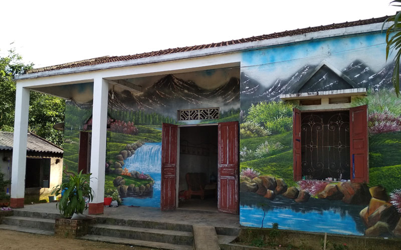 Phần lớn các bức bích họa đều là phong cảnh vùng cao, mô tả cuộc sống sinh hoạt thường ngày, gần gũi của đồng bào Dao Thanh Y.