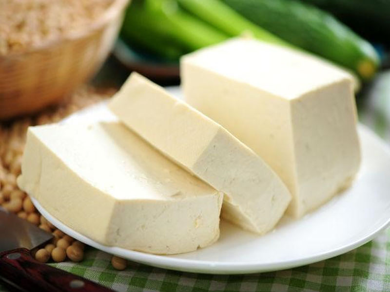 Đậu phụ là một thực phẩm được chế biến bằng cách biến đổi gen đậu nành. Một số hóa chất được sử dụng trong quá trình này, có thể gây nguy hại sức khoẻ cho những người ăn đậu thường xuyên. Họ có thể mắc một số bệnh nghiêm trọng ở thận, gan và cả ung thư. Đậu phụ là một thực phẩm được chế biến bằng cách biến đổi gen đậu nành. Một số hóa chất được sử dụng trong quá trình này, có thể gây nguy hại sức khoẻ cho những người ăn đậu thường xuyên. Họ có thể mắc một số bệnh nghiêm trọng ở thận, gan và cả ung thư.