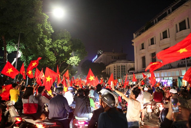 Xô chậu, xoong nồi, khay nhôm được người dân mang ra đường ăn mừng chiến thắng. Xô chậu, xoong nồi, khay nhôm được người dân mang ra đường ăn mừng chiến thắng.