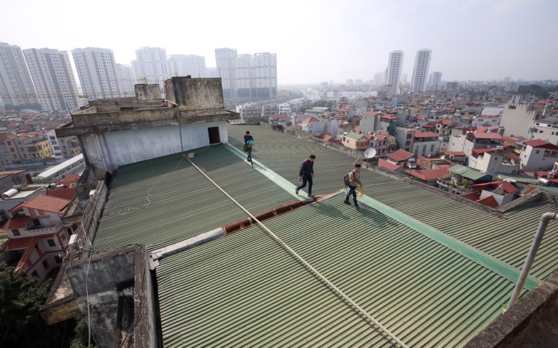 Cảnh tượng di chuyển trên mái nhà thường thấy vào mỗi giờ tan tầm tại chung cư G9 Xuân Đỉnh. Cảnh tượng di chuyển trên mái nhà thường thấy vào mỗi giờ tan tầm tại chung cư G9 Xuân Đỉnh.