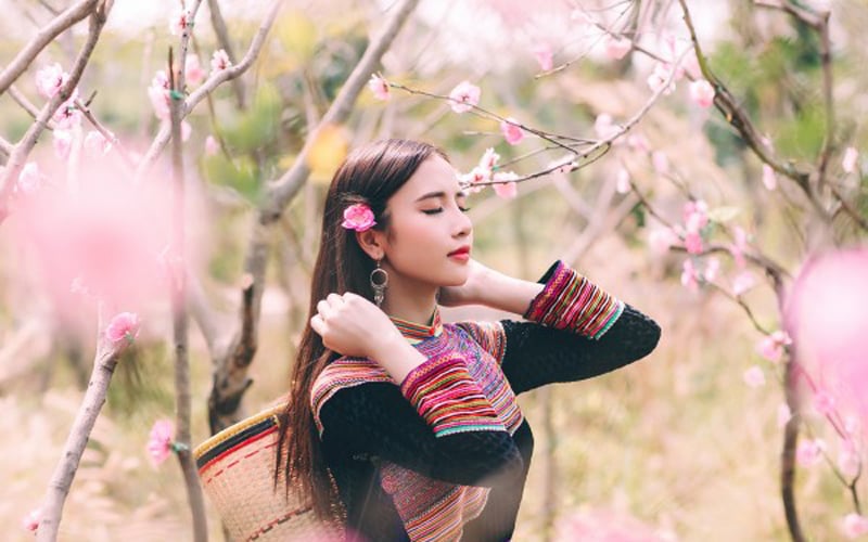 Ý tưởng của bộ ảnh xuất phát từ hình ảnh xinh xắn, mộc mạc của các cô gái dân tộc Mèo trên những cách đồng đầy hoa ở vùng núi Tây Bắc. Ý tưởng của bộ ảnh xuất phát từ hình ảnh xinh xắn, mộc mạc của các cô gái dân tộc Mèo trên những cách đồng đầy hoa ở vùng núi Tây Bắc.