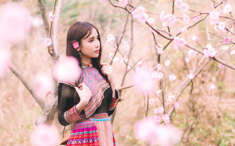 Bên cạnh đó là việc dựng vườn đào tốn nhiều thời gian, cả ekip đã làm việc từ sáng tới trưa mới bắt đầu chụp được, khi đó trời đã nắng lên đến đỉnh đầu nhưng may mắn là bộ ảnh đã ra đúng như muốn. Bên cạnh đó là việc dựng vườn đào tốn nhiều thời gian, cả ekip đã làm việc từ sáng tới trưa mới bắt đầu chụp được, khi đó trời đã nắng lên đến đỉnh đầu nhưng may mắn là bộ ảnh đã ra đúng như muốn.