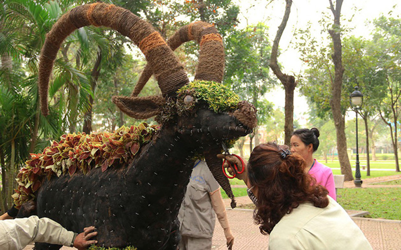 Được biết, các con vật sau khi tạo hình hoàn thiện sẽ được trưng bày tại công viên Thống Nhất cho khách tham quan thưởng lãm. Được biết, các con vật sau khi tạo hình hoàn thiện sẽ được trưng bày tại công viên Thống Nhất cho khách tham quan thưởng lãm.
