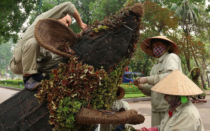 Một nghệ nhân cho biết, công đoạn tạo hình ban đầu là khó nhất bởi vừa phải thiết kế các khung sắt giống thật nhất lại phải thổi hồn, làm toát lên đặc điểm, thần thái của từng con vật. Trong ảnh là chú rồng được tạo hình từ hàng chục các loại cây, hoa như: bạch chỉ, tía đỏ, cây rệu, chuỗi ngọc… Một nghệ nhân cho biết, công đoạn tạo hình ban đầu là khó nhất bởi vừa phải thiết kế các khung sắt giống thật nhất lại phải thổi hồn, làm toát lên đặc điểm, thần thái của từng con vật. Trong ảnh là chú rồng được tạo hình từ hàng chục các loại cây, hoa như: bạch chỉ, tía đỏ, cây rệu, chuỗi ngọc…