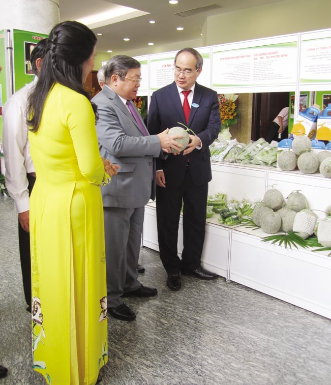 Ông Nguyễn Thiện Nhân - Bí thư Thành ủy TP.HCM và ông Thào Xuân Sùng - Chủ tịch TW Hội NDVN tham quan gian hàng trưng bày dưa lưới, một loại nông sản có giá trị kinh tế cao hiện đang được nông dân trồng nhiều ở Củ Chi, Hóc Môn. Ông Nguyễn Thiện Nhân - Bí thư Thành ủy TP.HCM và ông Thào Xuân Sùng - Chủ tịch TW Hội NDVN tham quan gian hàng trưng bày dưa lưới, một loại nông sản có giá trị kinh tế cao hiện đang được nông dân trồng nhiều ở Củ Chi, Hóc Môn.