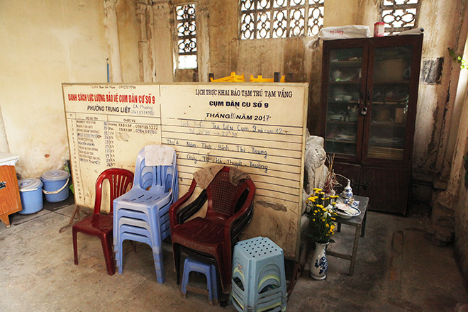 Hai phần mộ bên trong khu lăng được che chắn bởi hai tấm bảng thông báo của công an phường. Những người dân ở đây cho biết, ngày mùng 1 và rằm người dân thường đến thắp hương, ngày thường hầu như đóng cửa.