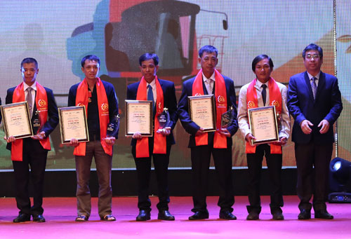 Anh Nguyễn Hùng Nam (thứ hai từ trái qua) trong Lễ tôn vinh nông dân Việt Nam xuất sắc 2018 tối 14.10 tại Hà Nội. Ảnh: Giang Huy. Anh Nguyễn Hùng Nam (thứ hai từ trái qua) trong Lễ tôn vinh nông dân Việt Nam xuất sắc 2018 tối 14.10 tại Hà Nội. Ảnh: Giang Huy.