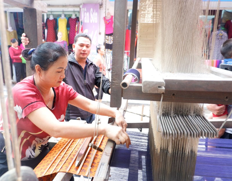 Nhiều người đang tham quan trải nghiệm công đoạn se tơ tại khu vực trung tâm làng Vạn Phúc. Nhiều người đang tham quan trải nghiệm công đoạn se tơ tại khu vực trung tâm làng Vạn Phúc.