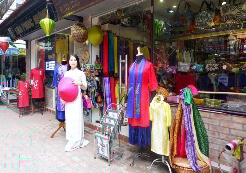 Các gian hàng được trưng bày đẹp mắt, hấp dẫn. Các gian hàng được trưng bày đẹp mắt, hấp dẫn.