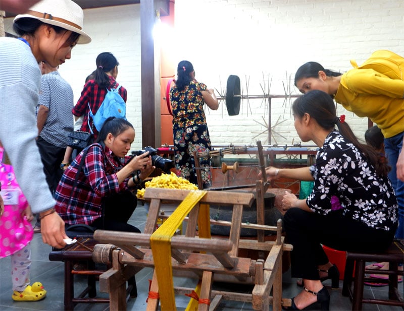 Làng Vạn Phúc Hà Đông lần đầu tiên giới thiệu làm tranh và tranh bằng vải lụa. Làng Vạn Phúc Hà Đông lần đầu tiên giới thiệu làm tranh và tranh bằng vải lụa.