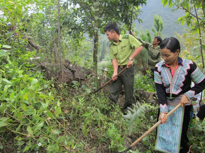Cán bộ Hạt Kiểm lâm huyện Tam Đường hướng dẫn bà con phát đường băng cản lửa. Ảnh: Báo Lai Châu Cán bộ Hạt Kiểm lâm huyện Tam Đường hướng dẫn bà con phát đường băng cản lửa. Ảnh: Báo Lai Châu