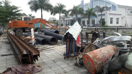 Nhiều máy móc thi công dự án thu gom, xử lý nước thải nằm ngổn ngang tại khu vực kênh Phần Lăng (phường An Khê). Nhiều máy móc thi công dự án thu gom, xử lý nước thải nằm ngổn ngang tại khu vực kênh Phần Lăng (phường An Khê).