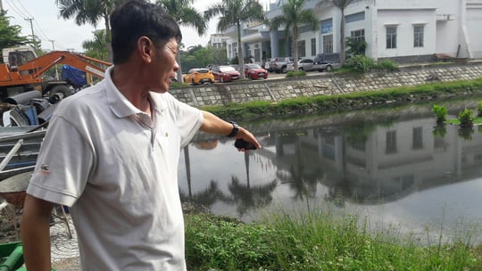 Người dân bức xúc vì nước thải đen ngòm từ kênh Phần Lăng chảy ra đang gây ô nhiễm nặng. Người dân bức xúc vì nước thải đen ngòm từ kênh Phần Lăng chảy ra đang gây ô nhiễm nặng.