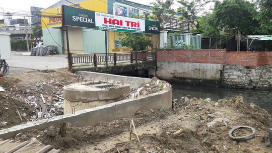 Vỉa hè tại hồ điều tiết Bàu Trảng đang bị xới tung cả 2 tháng nay. Vỉa hè tại hồ điều tiết Bàu Trảng đang bị xới tung cả 2 tháng nay.