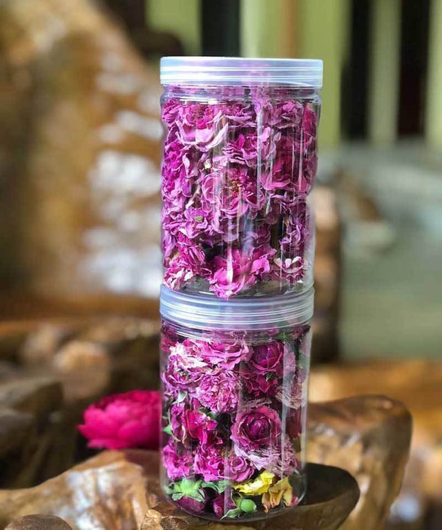 Sấy xong, trà hoa hồng gần như giữ nguyên được màu sắc ban đầu Sấy xong, trà hoa hồng gần như giữ nguyên được màu sắc ban đầu