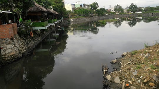 Người dân chỉ biết kêu trời vì hồ điều tiết Bàu Trảng đang bị ô nhiễm nặng. Người dân chỉ biết kêu trời vì hồ điều tiết Bàu Trảng đang bị ô nhiễm nặng.